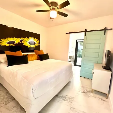 The Carrington: Multi-Unit Retreat with Villa Miami Exterior photo